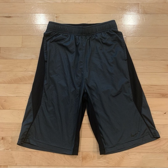Nike Dri-Fit youth boys size XL dark gray athletic basketball shorts - Picture 1 of 5